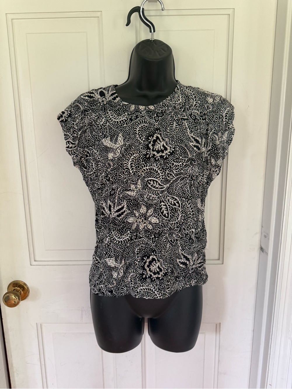 Women's Black & White Floral Short Sleeve Blouse